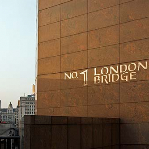 Londyn. Biurowce przy London Bridge.